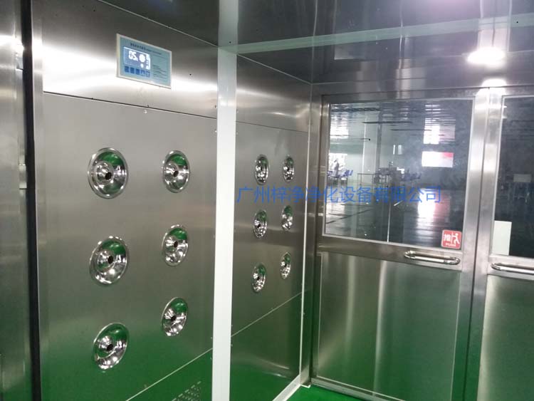 雙開門貨淋室工作區(qū)配智能控制器,方便人員使用操作。